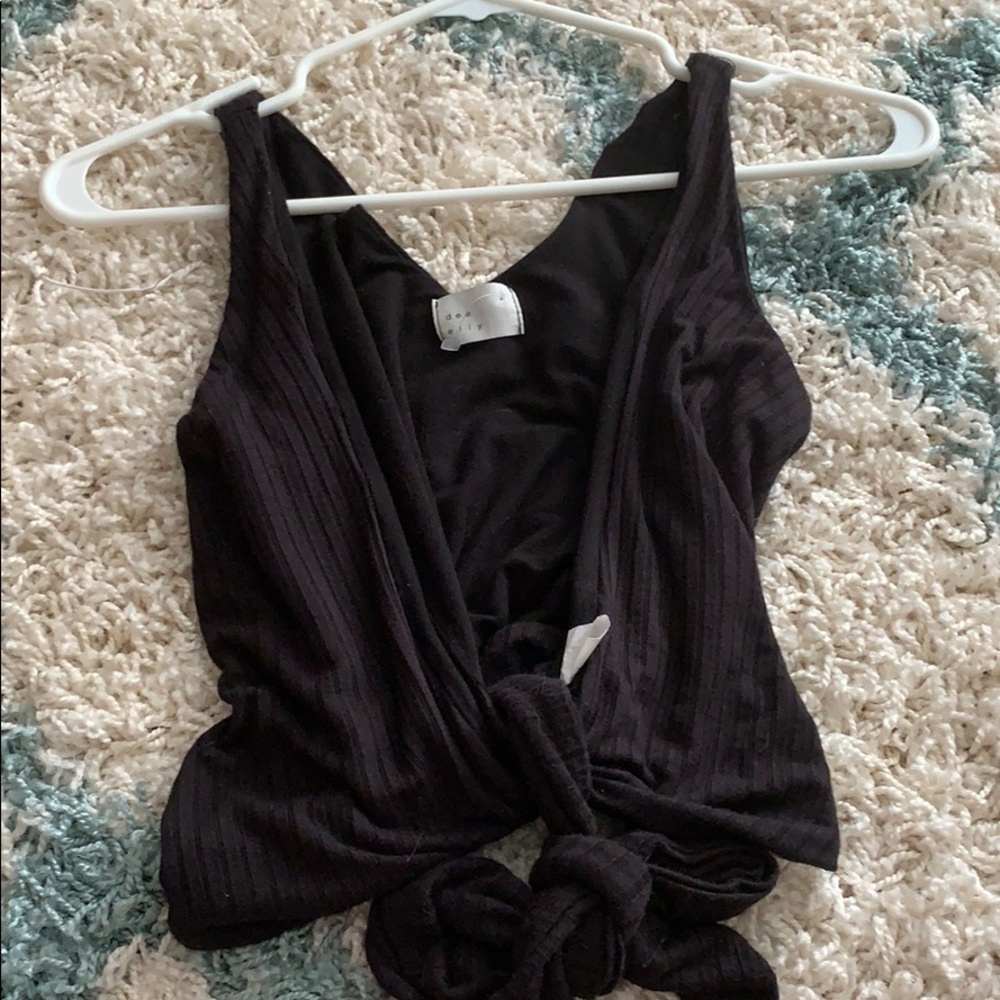 Black cropped bow tie tank top.